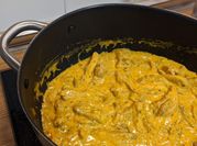 Una foto de pollo al curry con nata