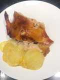 Cochinillo asado al horno con piel crujiente y patatas panaderas