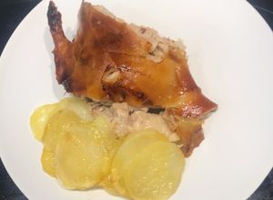 Foto principal de Cochinillo asado al horno con piel crujiente y patatas panaderas
