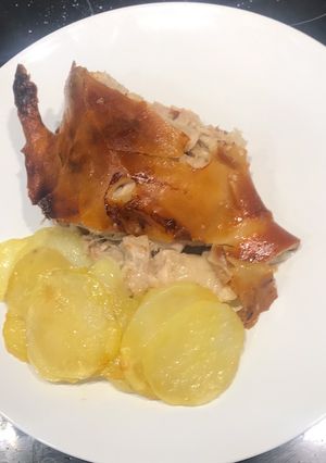 Foto principal de Cochinillo asado al horno con piel crujiente y patatas panaderas