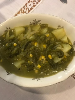 Una foto de Papas con poblano, granitos de elote y nopales en chile verde