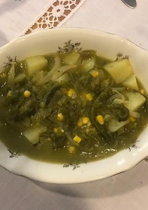 Una foto de Papas con poblano, granitos de elote y nopales en chile verde