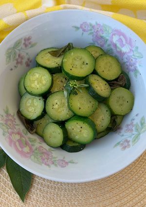 Foto di Zucchine fredde alla salvia e timo limonato