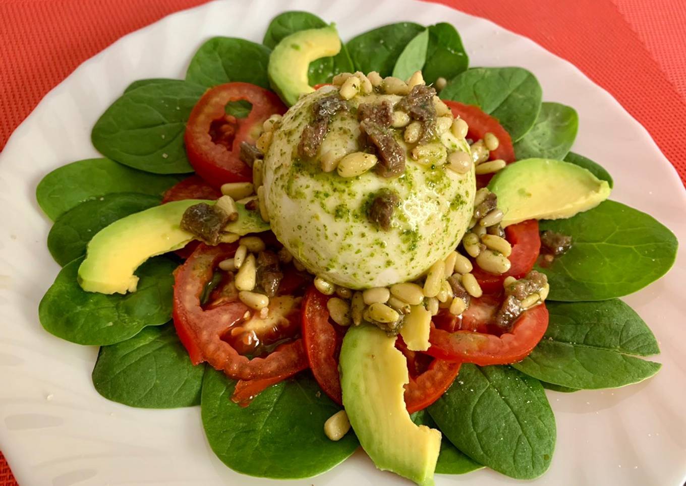 Ensalada de burrata, tomate y espinacas al pesto