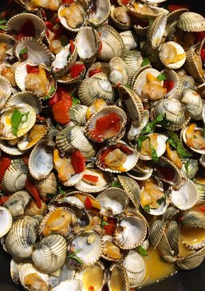 Une photo de 🐚Coques au poivron ail et piment d’Espelette 🌶