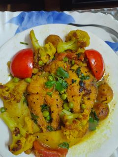 সব্জী দিয়ে মাছের ঝোল (Sabji diye macher Jhol recipe in Bengali) রেসিপির প্রধান ছবি