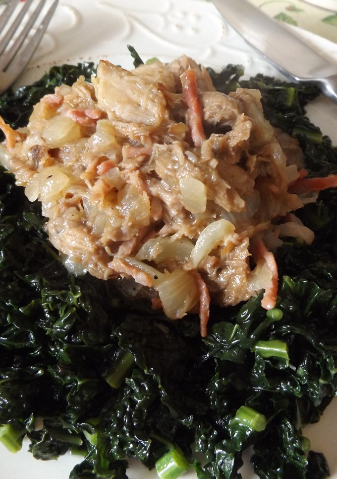 Una foto de Kale con carne y gravy