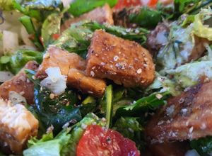 Una foto de Tempeh con mix de verdes