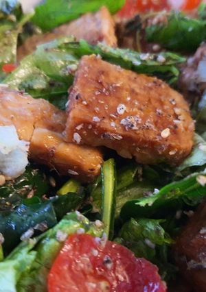 Una foto de Tempeh con mix de verdes
