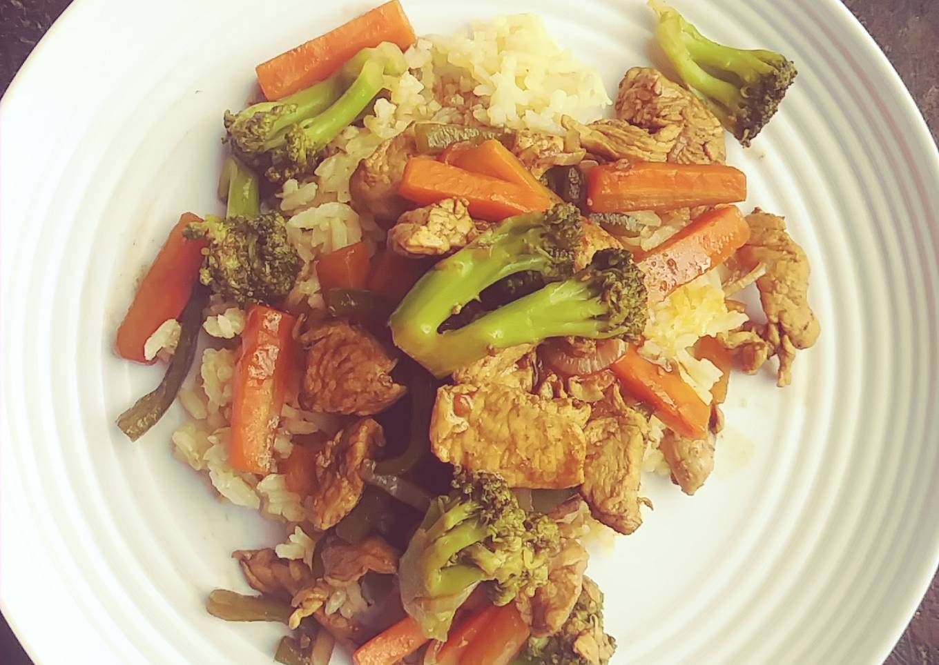 Salteado de pollo y vegetales