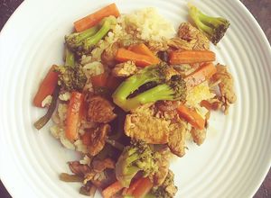 Una foto de Salteado de pollo y vegetales