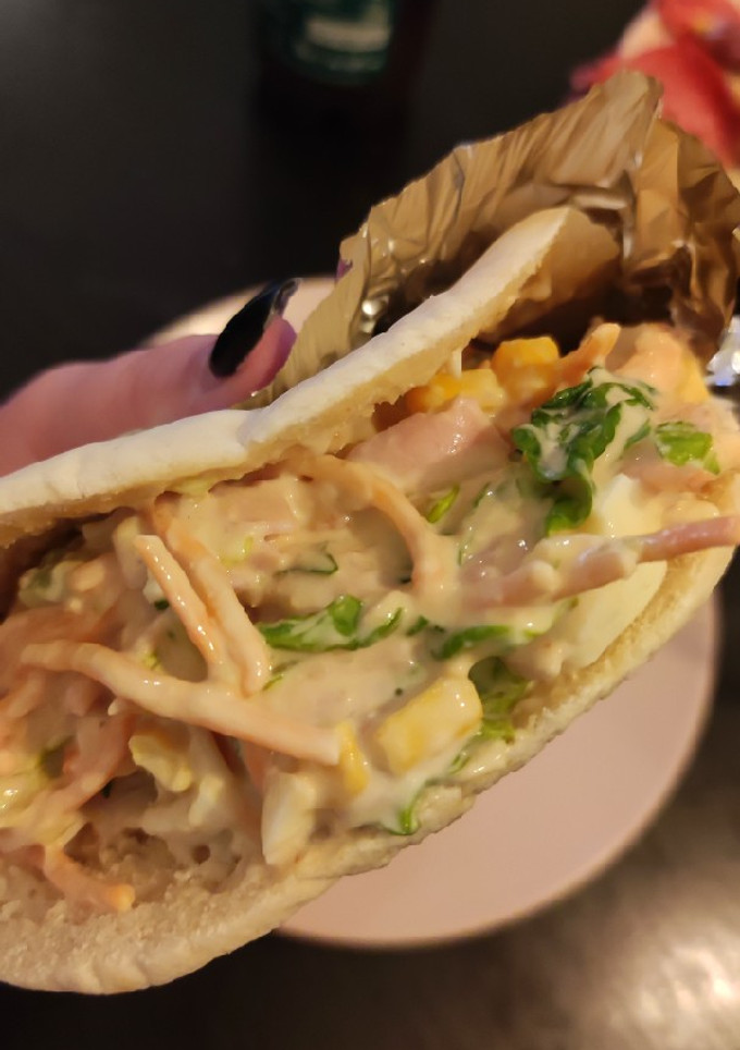 Una foto de Pan pita relleno de ensalada rosa
