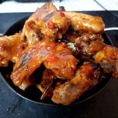 A picture of Sriracha & Tomato Chicken Wings. 😁.