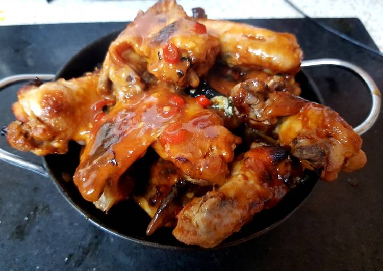 Steps to Cook Perfect Sriracha & Tomato Chicken Wings. 😁