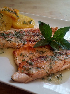 Una foto de Trucha a la plancha con salsa de perejil