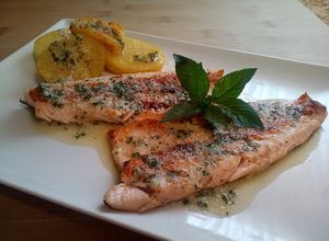 Foto principal de Trucha a la plancha con salsa de perejil