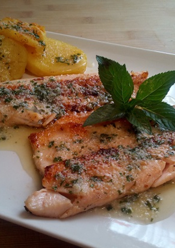Una foto de Trucha a la plancha con salsa de perejil