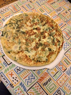 Una foto de Tortilla de patata con espinacas y cebolla