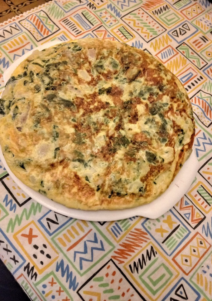 Una foto de Tortilla de patata con espinacas y cebolla