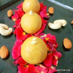 A picture of Rava Besan Ladoo.
