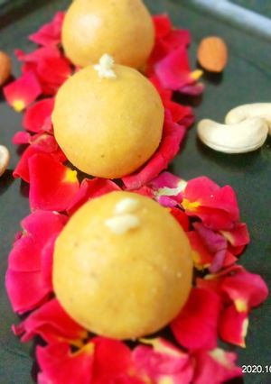 A picture of Rava Besan Ladoo.