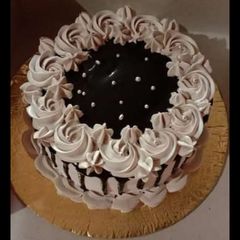 A picture of Homemade cake with chocolate ganache 😋🤤.