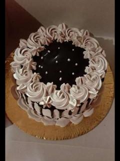 A picture of Homemade cake with chocolate ganache 😋🤤.