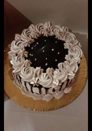 A picture of Homemade cake with chocolate ganache 😋🤤.