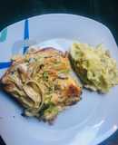 Pollo en salsa de hongos con cebolla