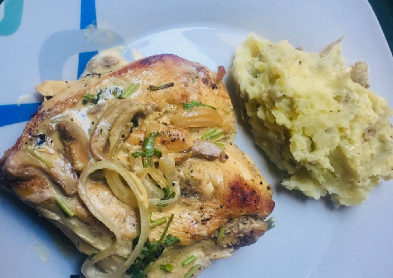 Pollo en salsa de hongos con cebolla