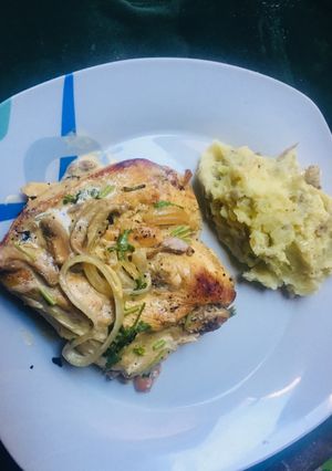 Una foto de Pollo en salsa de hongos con cebolla