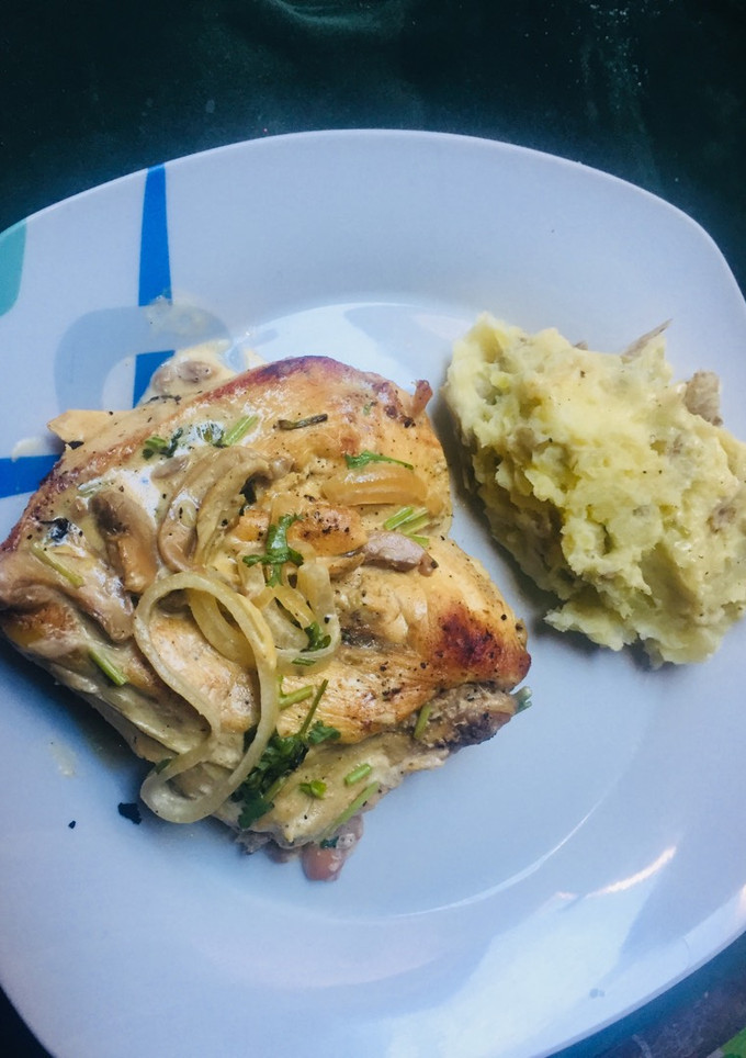 Una foto de Pollo en salsa de hongos con cebolla