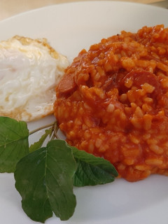 Una foto de Arroz a la cubana con huevo frito