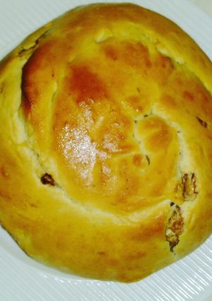 A picture of Cinammon and nut bun.
