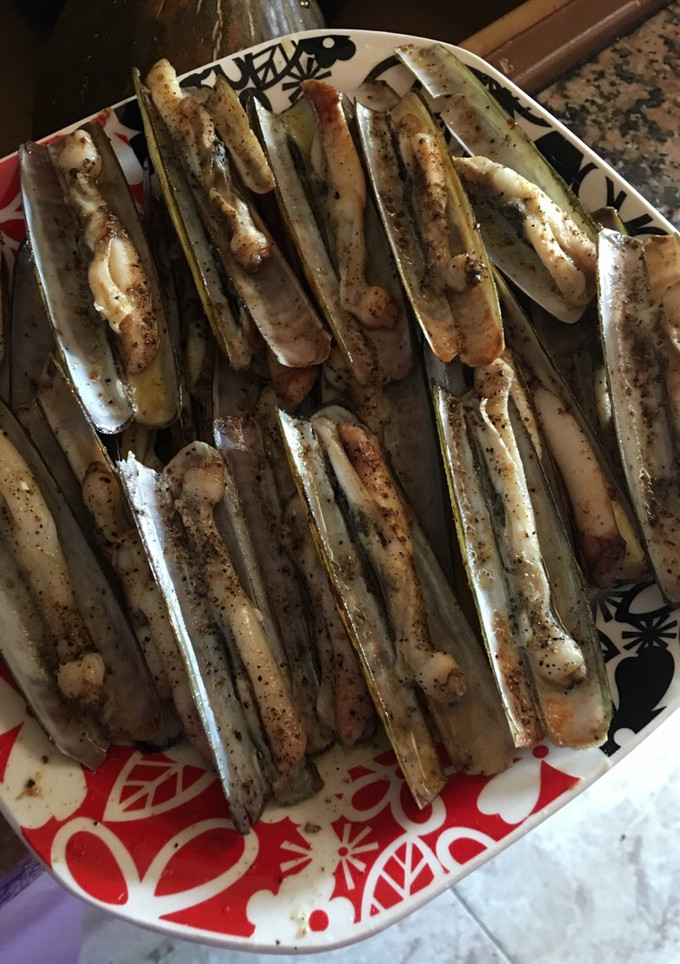 Una foto de Navajas a la plancha con limón