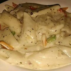 A picture of White sauce pasta.