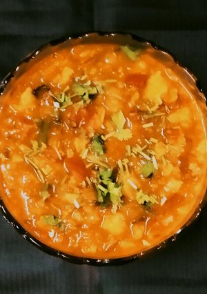 બટાકાનું રસાવાળુ શાક (Bataka Rasavalu Shak Recipe In Gujarati) રેસીપી મુખ્ય ફોટો