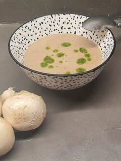 Une photo de Velouté de champignons et sa sauce persillée
