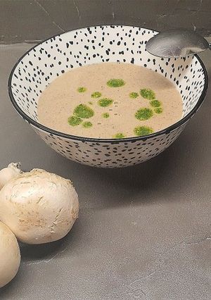 Une photo de Velouté de champignons et sa sauce persillée