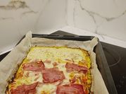 Una foto de pizza con masa de calabacín