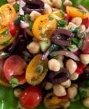 Ensalada de garbanzos con inspiración mediterránea