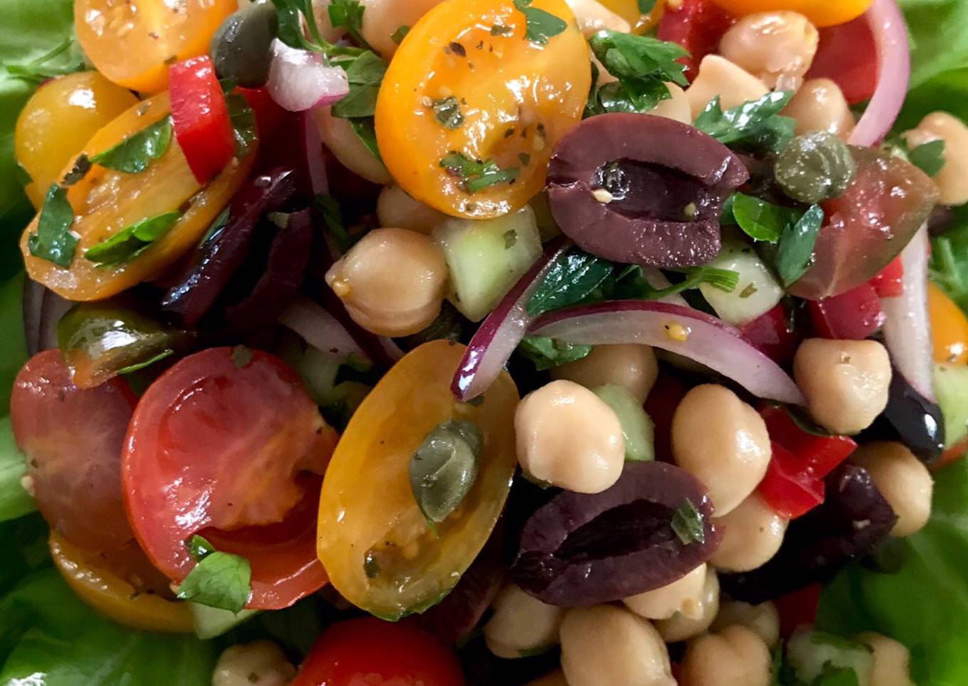 Ensalada de garbanzos con inspiración mediterránea