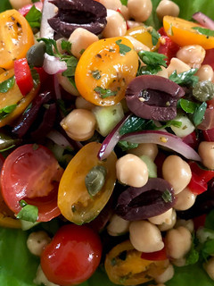 Una foto de Ensalada de garbanzos con inspiración mediterránea