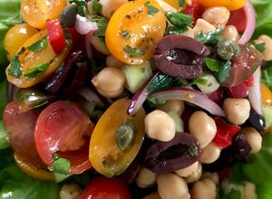 Una foto de Ensalada de garbanzos con inspiración mediterránea