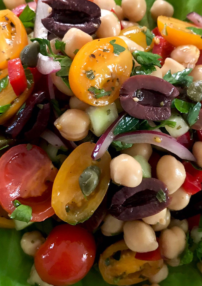 Una foto de Ensalada de garbanzos con inspiración mediterránea