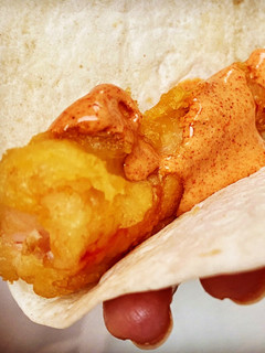 Una foto de Taco de gambones en tempura con mahonesa picante 🌶