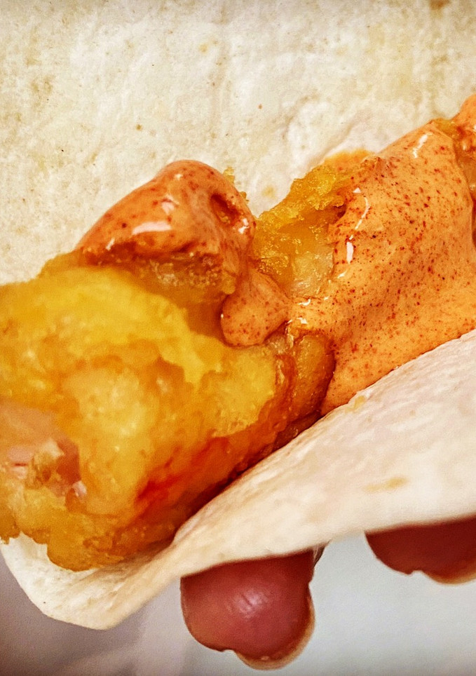 Una foto de Taco de gambones en tempura con mahonesa picante 🌶