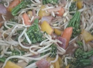 Una foto de Chop suey vegetariano