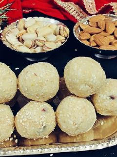 तिल मावा लड्डू (til mawa ladoo recipe in Hindi) रेसिपी मुख्य फोटो