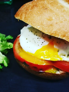 Foto principal de Bollo con crema de queso azul, pesto y huevo